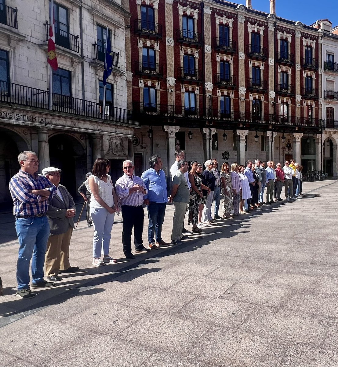 🟣Nuevamente nos concentramos a la puertas del Ayuntamiento para condenar un asesinato machista, en este caso el de dos mujeres en las localidades de Rubí y Castellbisbal (Barcelona) 

➡️¡¡Basta ya!!