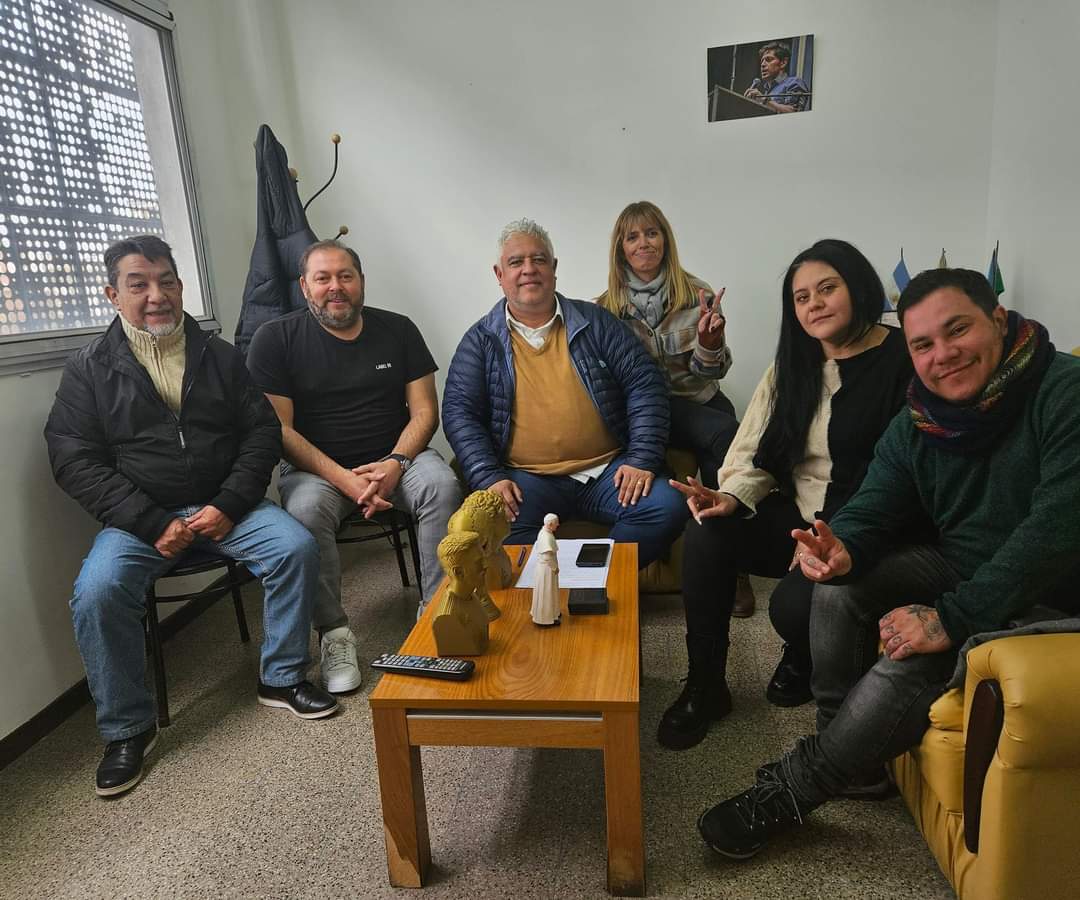 Auka24SM's tweet photo. "Me reuní en el Honorable Concejo Deliberante con los compañeros de la Agrupación "peronismo ferroviario".
En dicho encuentro analizamos la actualidad política y económica que atraviesa la Argentina." @juanjo_castro https://t.co/6hZOUcgHQ4