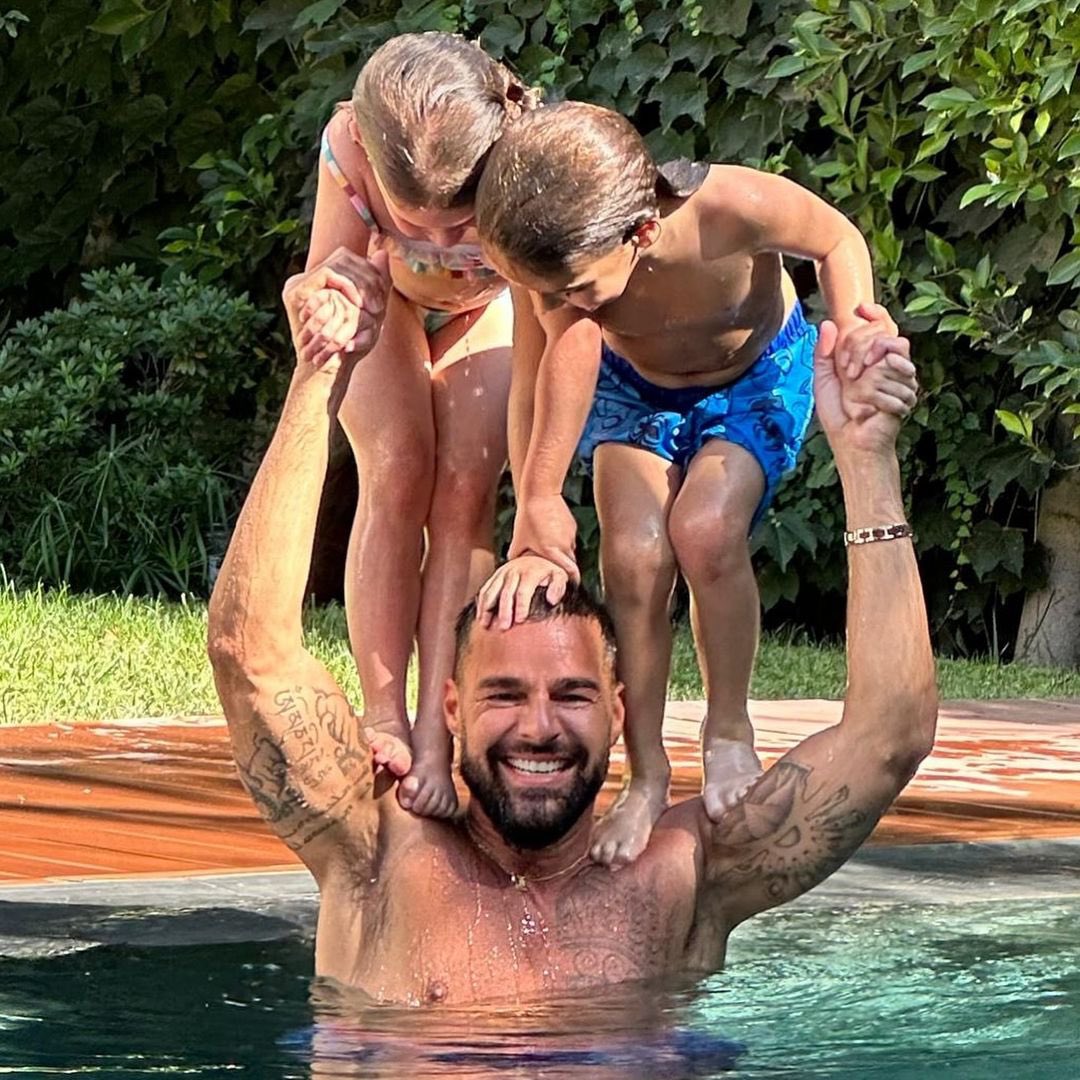 rickymartin348's tweet photo. Papi = the ultimate theme park ride— no ticket required. 🎢😂 #papiday https://t.co/BxikodxkRF