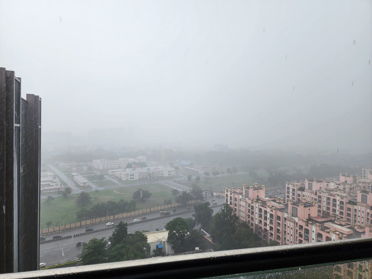 DharmadhikariSJ's tweet photo. @vineet_mausam @Shijinsatyan Raining heavily in Viman nagar. Till what time it's expected to continue? https://t.co/N4ZO7bLbDD