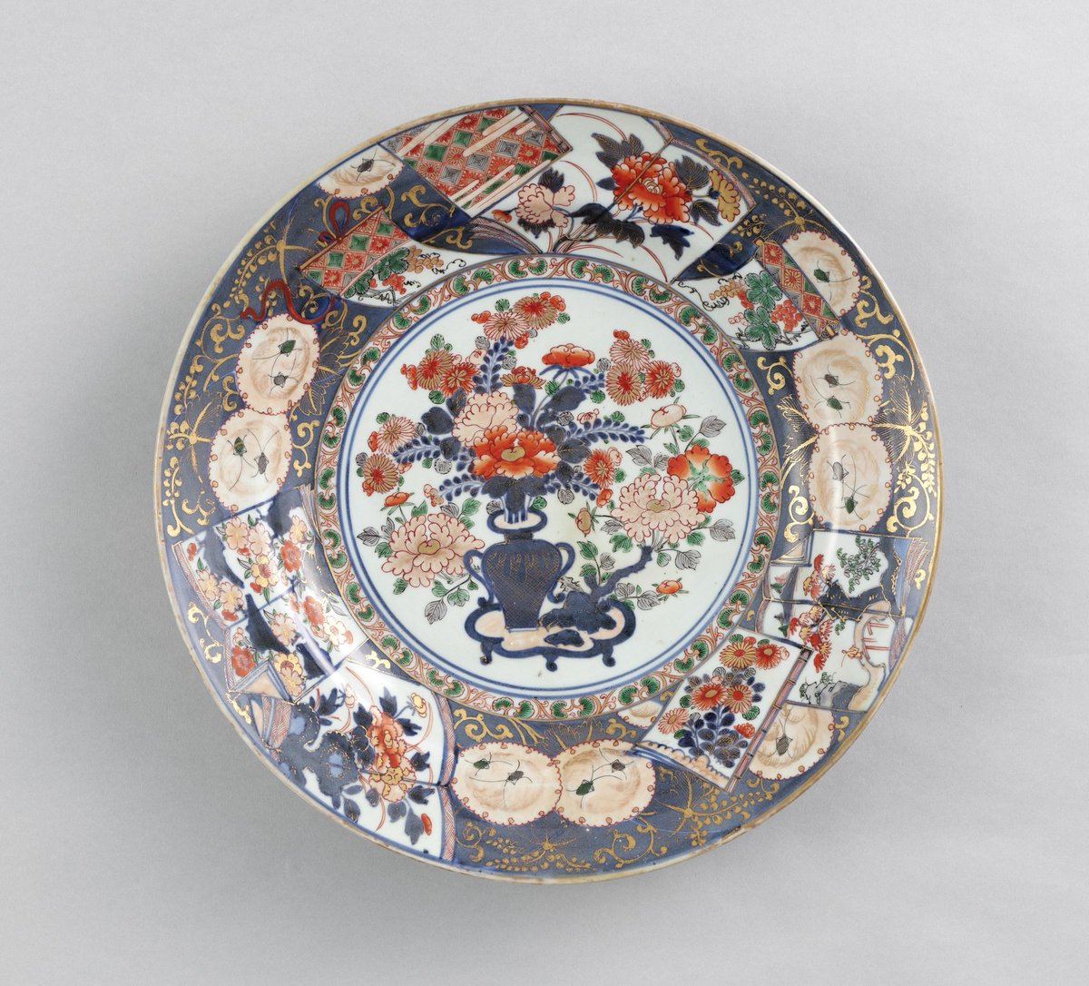kyuhaku_koho's tweet image. 【カメムシ！？いいえ、鈴虫です】
きゅーはくサマーツアー「#博物館で昆虫採集」に展示中の色絵花盆文大皿。お皿の縁には虫籠に入った鈴虫が表わされています。どんなお料理が盛られていたんでしょうね。
【会期：7/30（火）～9/1（日）】
#九州国立博物館 #カメムシ #鈴虫