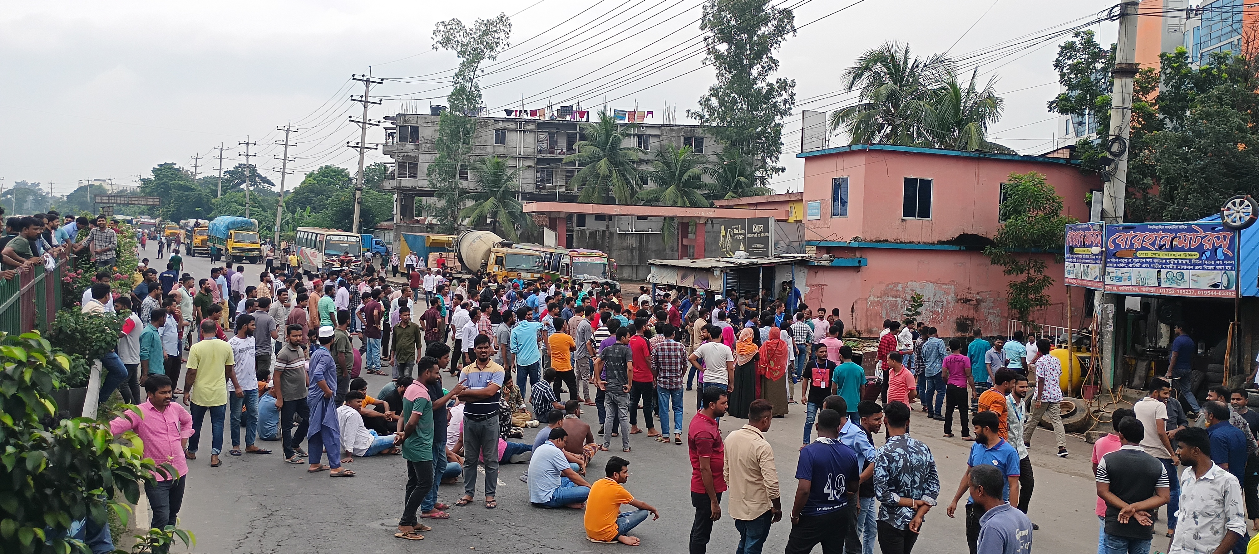 কালিয়াকৈরে বকেয়া বেতনরে দাবিতে মহাসড়ক অবরোধ