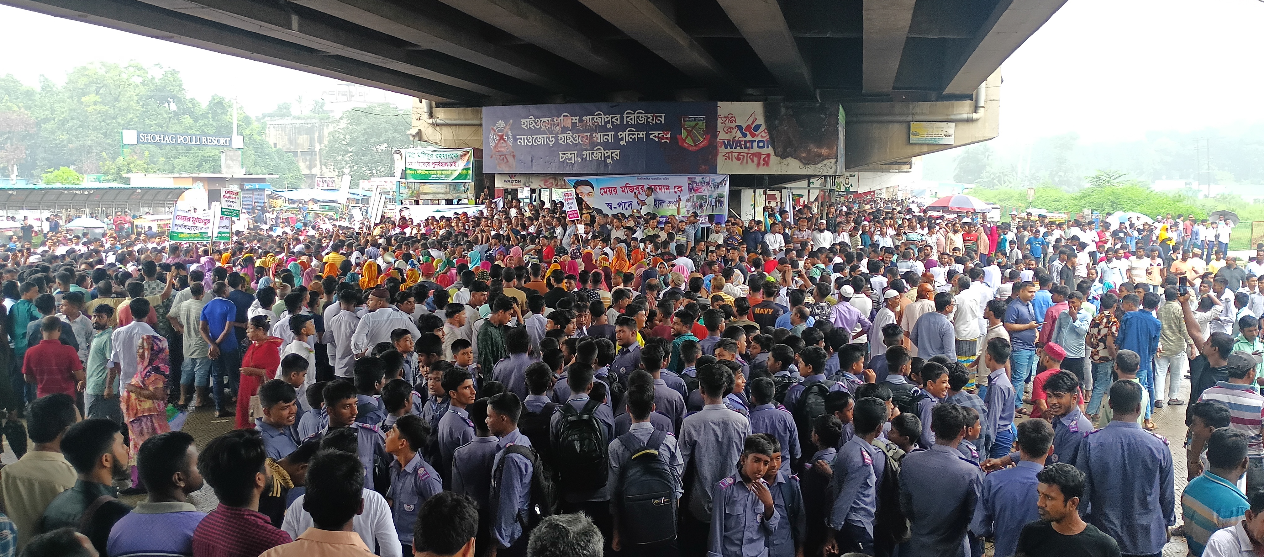 কালিয়াকৈরে পৌর মেয়রকে পূনর্বহালের দাবিতে মহাসড়ক অবরোধ করে সুশিল সমাজের বিক্ষোভ