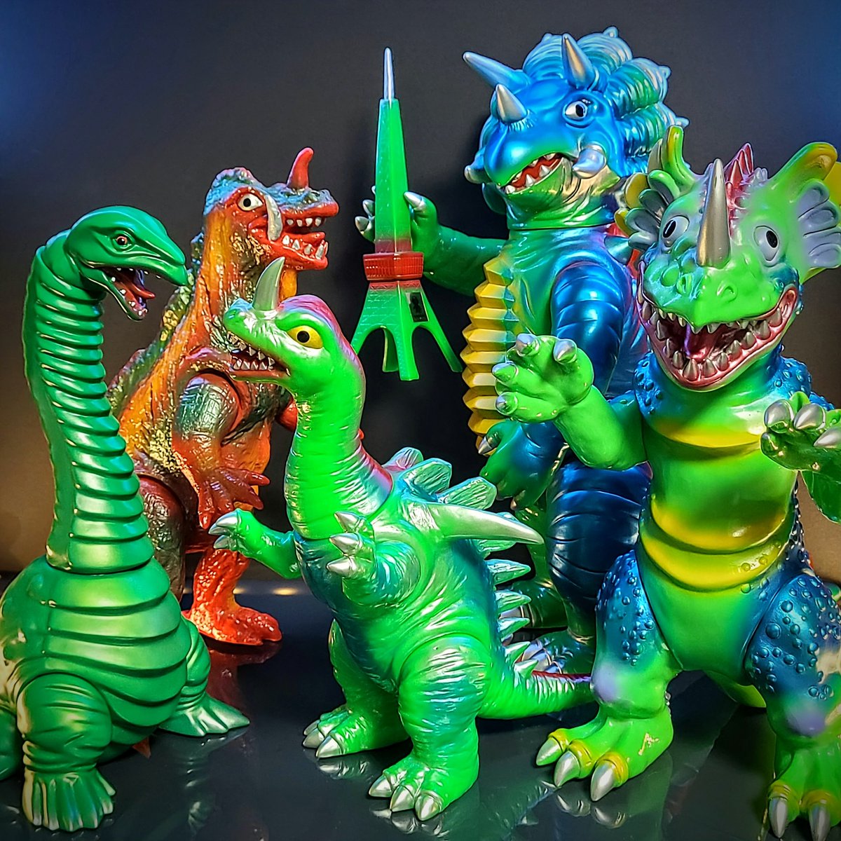 鶯谷町玩具店さんのニュー怪獣ネッシー🔥 昭和のトンデモ恐竜感が