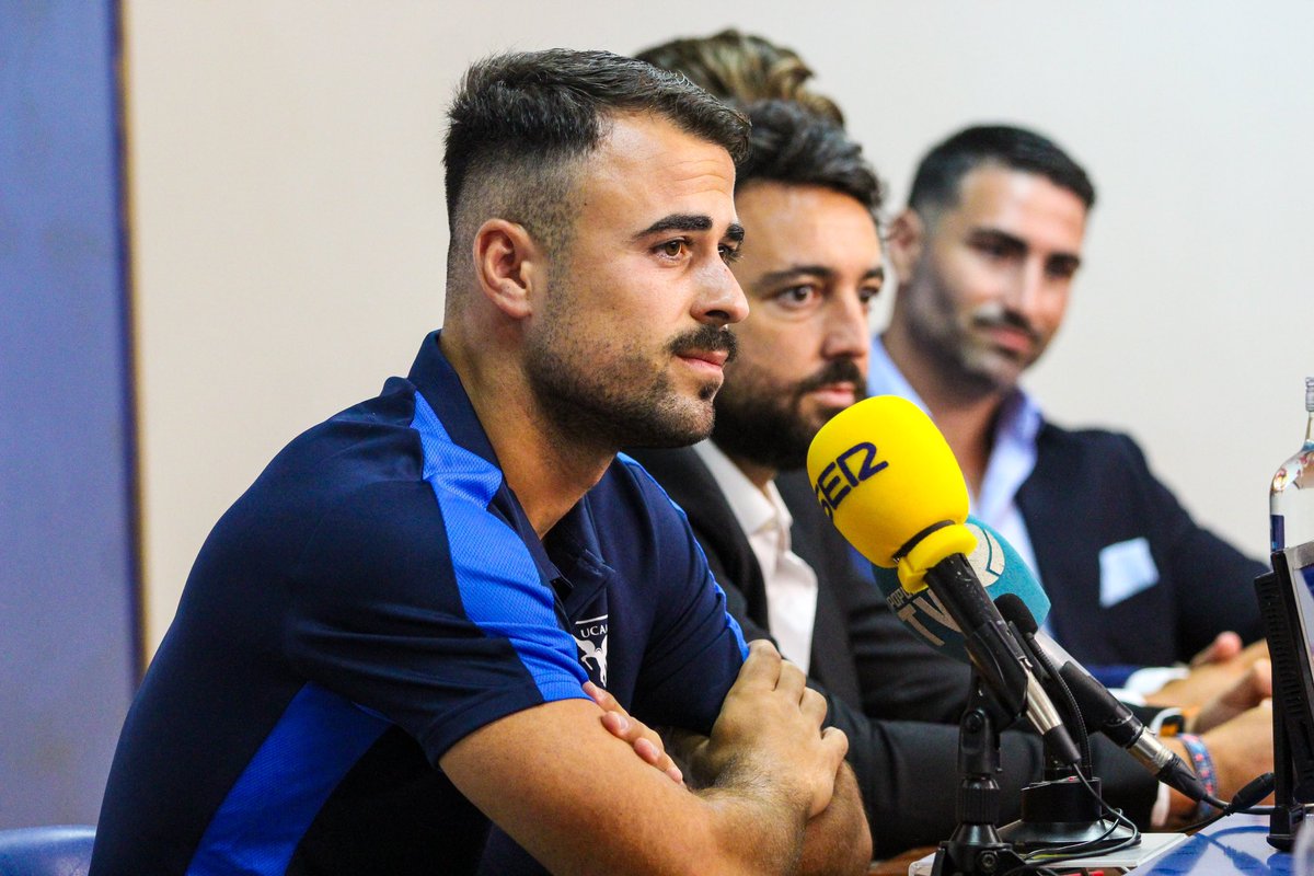 UCAMMurciaCF's tweet photo. 🎙️ Hoy ha sido presentado el futbolista @andresilver99 en la sala de prensa del Estadio BeSoccer La Condomina.   

⭐️ Este acto ha estado apadrinado por @OVB_espana, nuevo miembro de nuestro UCAM Business Club. 

#BienvenidoSilvente | 2024/25 https://t.co/jGFWRQS915
