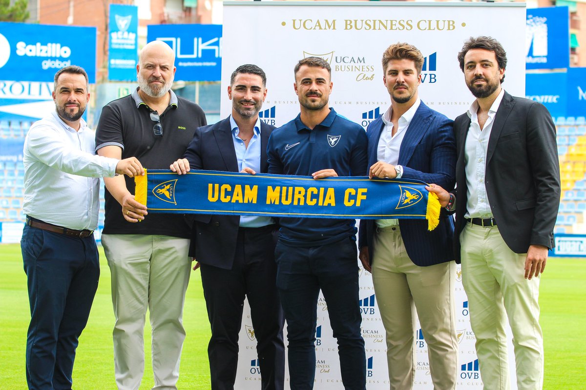 UCAMMurciaCF's tweet photo. 🎙️ Hoy ha sido presentado el futbolista @andresilver99 en la sala de prensa del Estadio BeSoccer La Condomina.   

⭐️ Este acto ha estado apadrinado por @OVB_espana, nuevo miembro de nuestro UCAM Business Club. 

#BienvenidoSilvente | 2024/25 https://t.co/jGFWRQS915