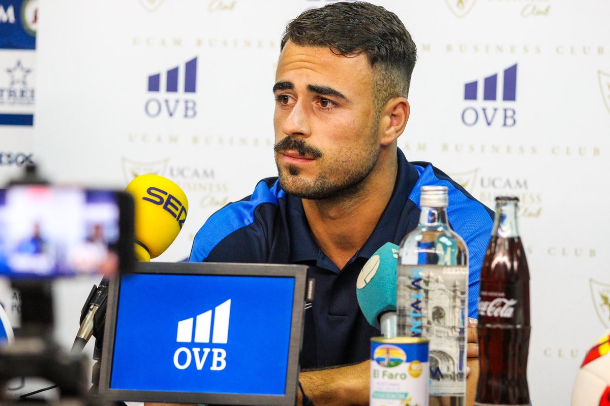 UCAMMurciaCF's tweet photo. 🎙️ Hoy ha sido presentado el futbolista @andresilver99 en la sala de prensa del Estadio BeSoccer La Condomina.   

⭐️ Este acto ha estado apadrinado por @OVB_espana, nuevo miembro de nuestro UCAM Business Club. 

#BienvenidoSilvente | 2024/25 https://t.co/jGFWRQS915