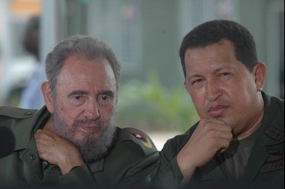 DrRobertoMOjeda's tweet photo. El 21 de agosto de 2005 #Fidel y Chávez, desde el Aló Presidente celebrado en Sandino, Pinar del Río, ratificaron la voluntad de devolver la visión a millones de personas. ¡#Cuba y #Venezuela, siempre hermanadas! #CubaPorLaVida https://t.co/B73ViKKKDD