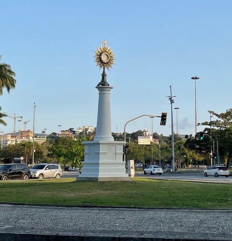 A monument honoring the Blessed Sacrament was unveiled in Rio de Janeiro, Brazil. The Don Bosco Center is behind this amazing initiative.

Image: Templario de Maria
