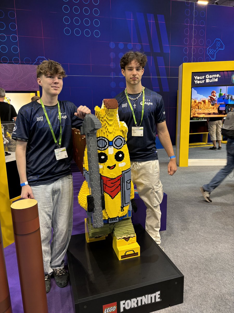 TriDan__'s tweet image. Die beiden kamen zu mir und meinten mach mal Bild von uns 
Wer ist das ????