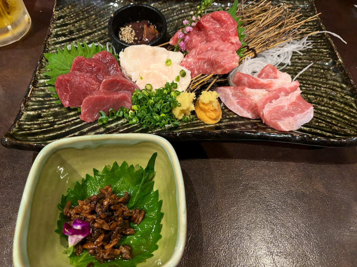 せっかく長野に来たし信州料理。
馬肉刺しにキノコ汁、野沢菜漬けにご飯。
初めて蜂の子を食べてみました。
普通に佃煮なので甘いし、食感からして鰹節の佃煮を食べてる感覚。
見た目も受け入れやすいですね…イナゴはちょっと手が出なかったですが。