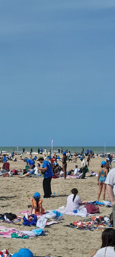 Prefet14's tweet photo. 🏖Découvrir ou retrouver la #mer, jouer, manger des glaces et s’amuser🪁

Des milliers d'enfants originaires d'Ile-de-France, privés de vacances, profitent d'une journée exceptionnelle sur la célèbre plage de #Deauville dans le cadre de la journée des oubliés des vacances organisée par le Secours populaire français.

🤩Une journée inoubliable avec tant de souvenirs qu'ils pourront partager le jour de la rentrée des classes.

@iledefrance
@SecoursPop
@DeauvilleFr
@cc_cotefleurie