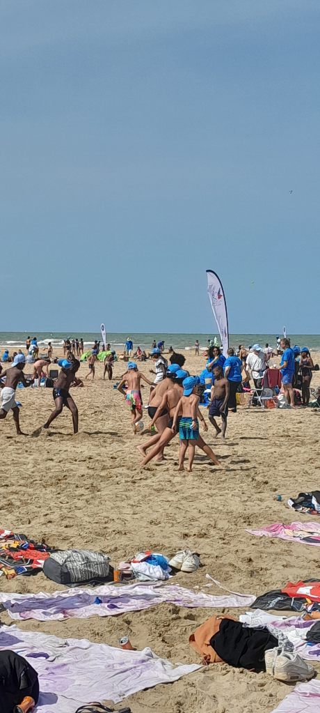 Prefet14's tweet photo. 🏖Découvrir ou retrouver la #mer, jouer, manger des glaces et s’amuser🪁

Des milliers d'enfants originaires d'Ile-de-France, privés de vacances, profitent d'une journée exceptionnelle sur la célèbre plage de #Deauville dans le cadre de la journée des oubliés des vacances organisée par le Secours populaire français.

🤩Une journée inoubliable avec tant de souvenirs qu'ils pourront partager le jour de la rentrée des classes.

@iledefrance
@SecoursPop
@DeauvilleFr
@cc_cotefleurie