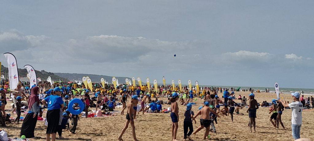Prefet14's tweet photo. 🏖Découvrir ou retrouver la #mer, jouer, manger des glaces et s’amuser🪁

Des milliers d'enfants originaires d'Ile-de-France, privés de vacances, profitent d'une journée exceptionnelle sur la célèbre plage de #Deauville dans le cadre de la journée des oubliés des vacances organisée par le Secours populaire français.

🤩Une journée inoubliable avec tant de souvenirs qu'ils pourront partager le jour de la rentrée des classes.

@iledefrance
@SecoursPop
@DeauvilleFr
@cc_cotefleurie