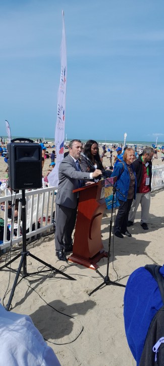 Prefet14's tweet photo. 🏖Découvrir ou retrouver la #mer, jouer, manger des glaces et s’amuser🪁

Des milliers d'enfants originaires d'Ile-de-France, privés de vacances, profitent d'une journée exceptionnelle sur la célèbre plage de #Deauville dans le cadre de la journée des oubliés des vacances organisée par le Secours populaire français.

🤩Une journée inoubliable avec tant de souvenirs qu'ils pourront partager le jour de la rentrée des classes.

@iledefrance
@SecoursPop
@DeauvilleFr
@cc_cotefleurie