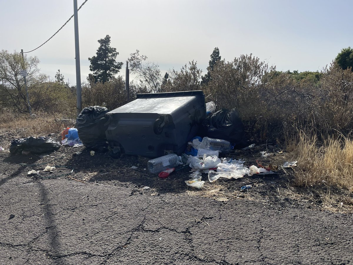TradiSub's tweet photo. @aytotijarafe Subida a Pinar desde la carretera principal más de diez días sin recogida de basuras, por favor no hagan de la Isla Bonita una Isla de Basura. https://t.co/Idhre1jxAi