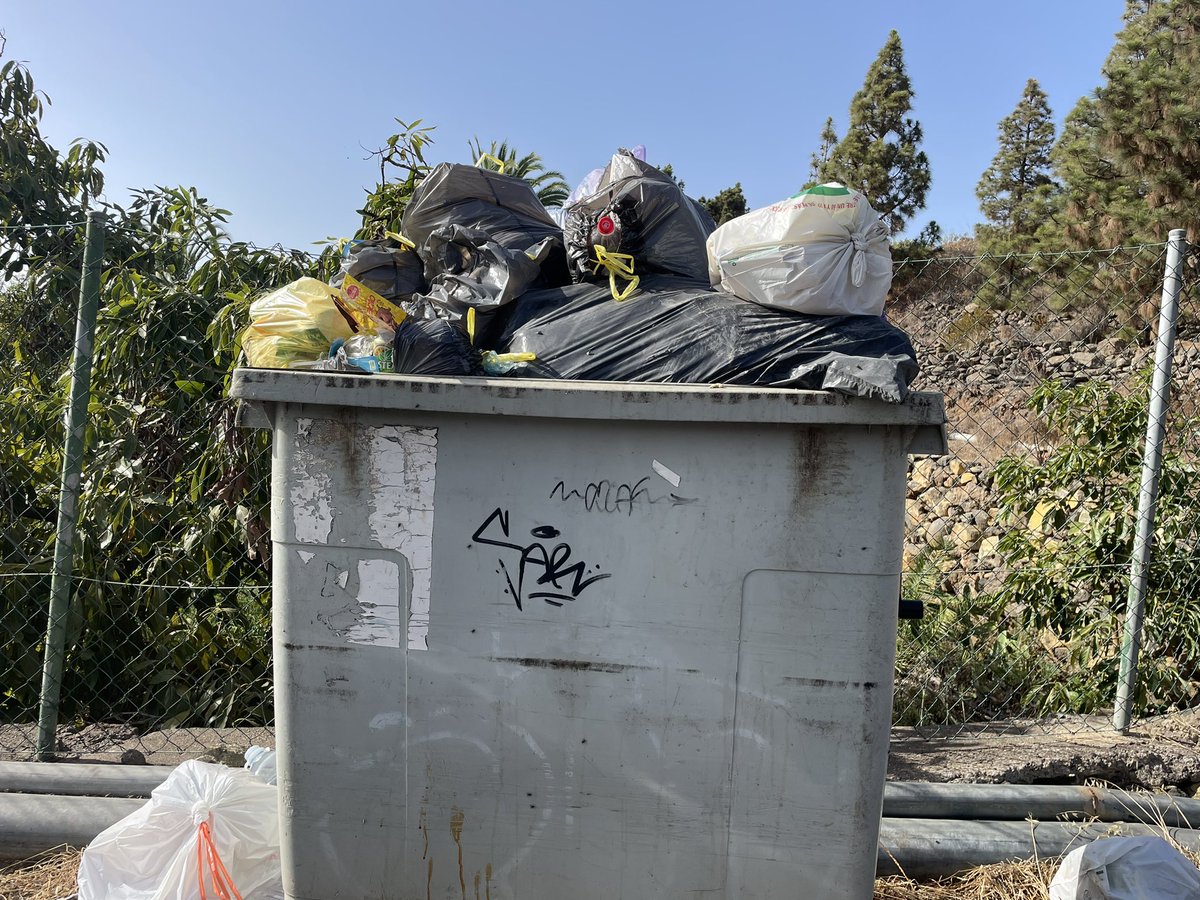 TradiSub's tweet photo. @aytotijarafe Subida a Pinar desde la carretera principal más de diez días sin recogida de basuras, por favor no hagan de la Isla Bonita una Isla de Basura. https://t.co/Idhre1jxAi