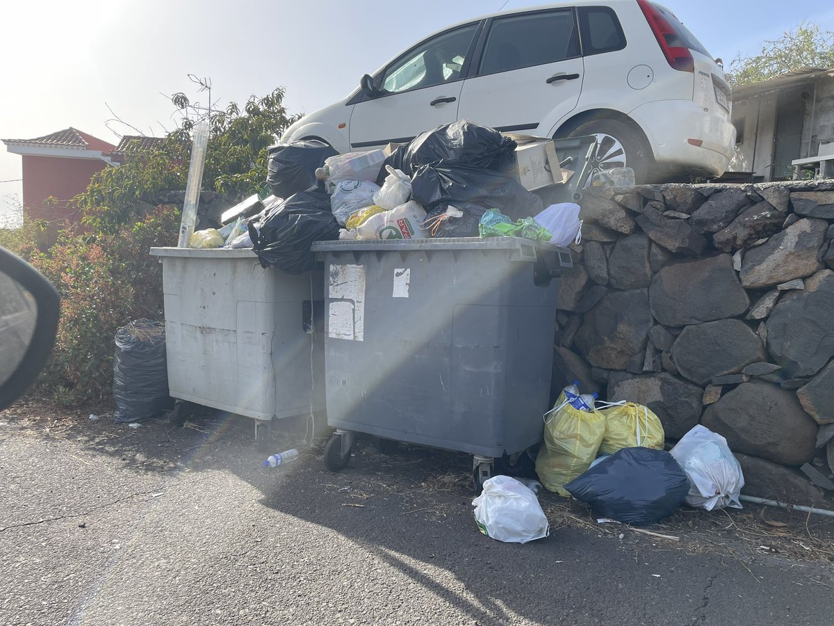 TradiSub's tweet photo. @aytotijarafe Subida a Pinar desde la carretera principal más de diez días sin recogida de basuras, por favor no hagan de la Isla Bonita una Isla de Basura. https://t.co/Idhre1jxAi