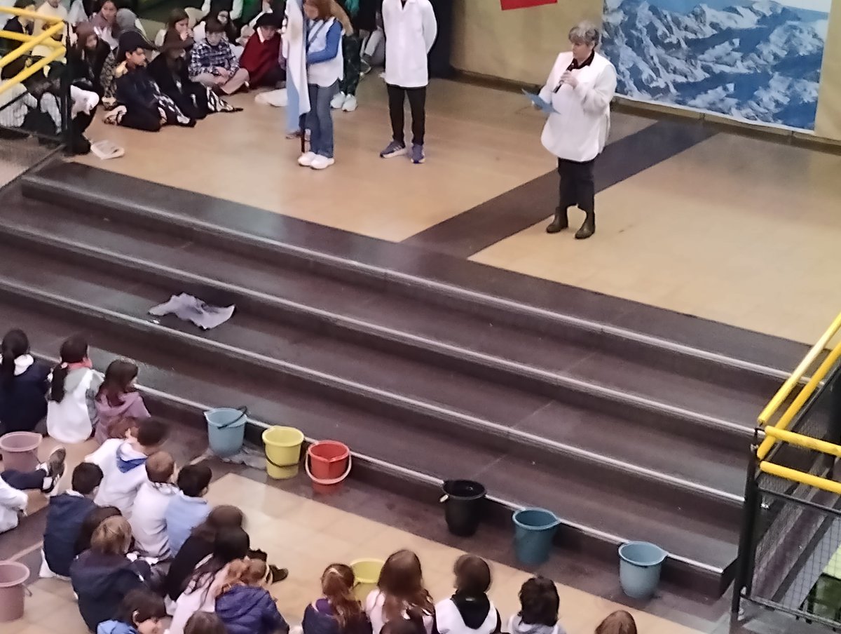 Está es la prioridad del GCBA ? Llueve y llueve adentro en pleno Acto del Gral José de San Martin.
Escuela NRO.10 Pcia.de Santa Fe - Saavedra / CABA.
Agradecería tomar nota y actuar en consecuencia <a href="/jorgemacri/">Jorge Macri</a>  o sino que <a href="/BelenLuduena020/">Belen Ludueña</a> como periodista te avise!