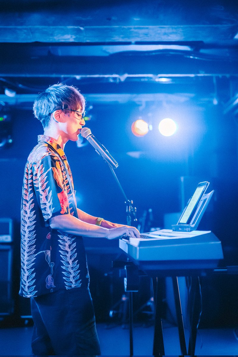 nama__sa's tweet photo. ライブイベント『RiZE GATE』の撮影をさせて頂きました📷

写真は@singerkohei_Mさん🎤

鍵盤での弾き歌いめっちゃカッコいい😆☝️
cry babyを弾き歌いする技術力にやられました🤩🎹

#ライブ
#RiZEGATE
#歌い手 https://t.co/HO4nsD5Zyo
