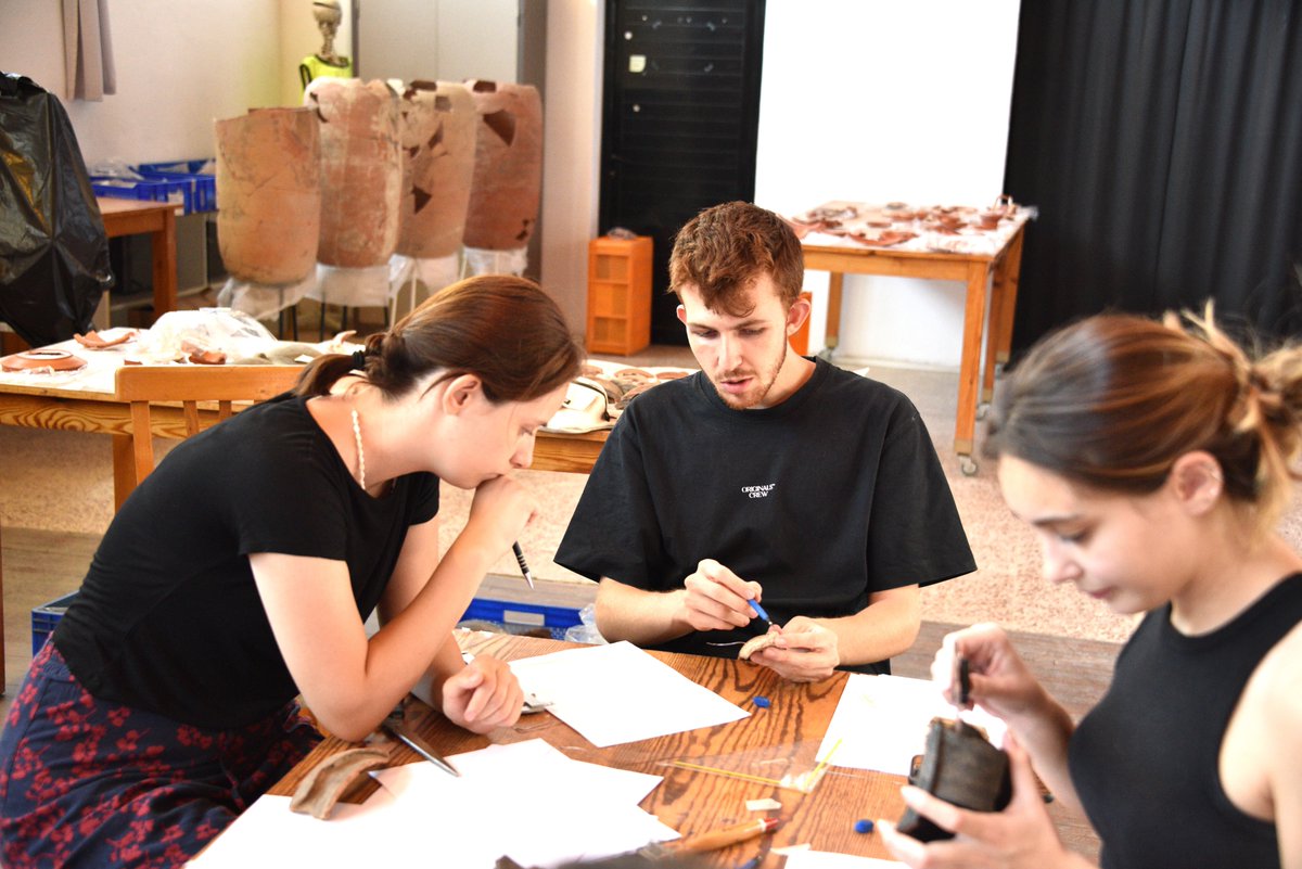 #Ephesos #pottery #AKMED
AKMED ARKEOLOJİ YAZ OKULU: EFES'te keramik çalışmalarının son günündeyiz. Öğrencilerimiz yoğun bir eğitimden geçti, Efes kazı ekibinin deneyimlerinden faydalandı.  <a href="/oeai_oeaw/">Österreichisches Archäologisches Institut</a> <a href="/surya_kdry/">kadriye güler</a>