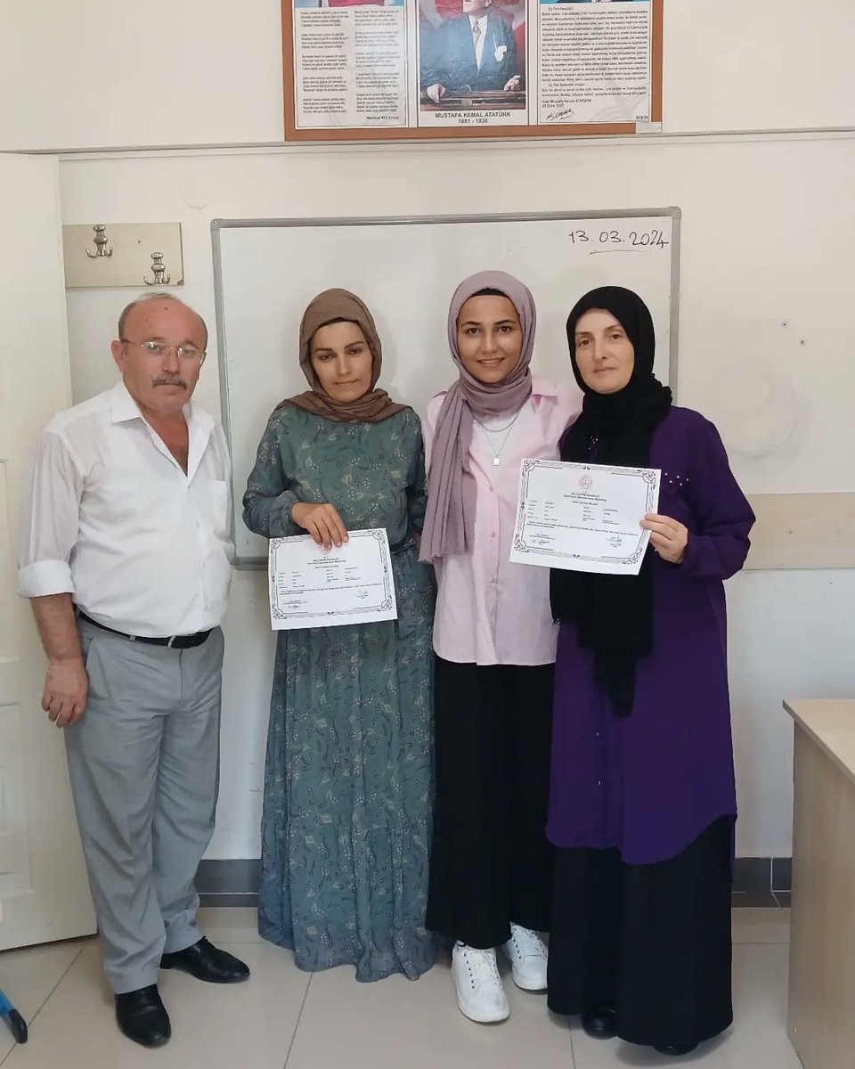 CanikHalkEgitim's tweet photo. Okuma Yazma kursunu başarıyla tamamlayan kursiyerlerimize kurs bitirme belgelerini takdim ettik.
@mebhbogm https://t.co/emn9mdf6vl