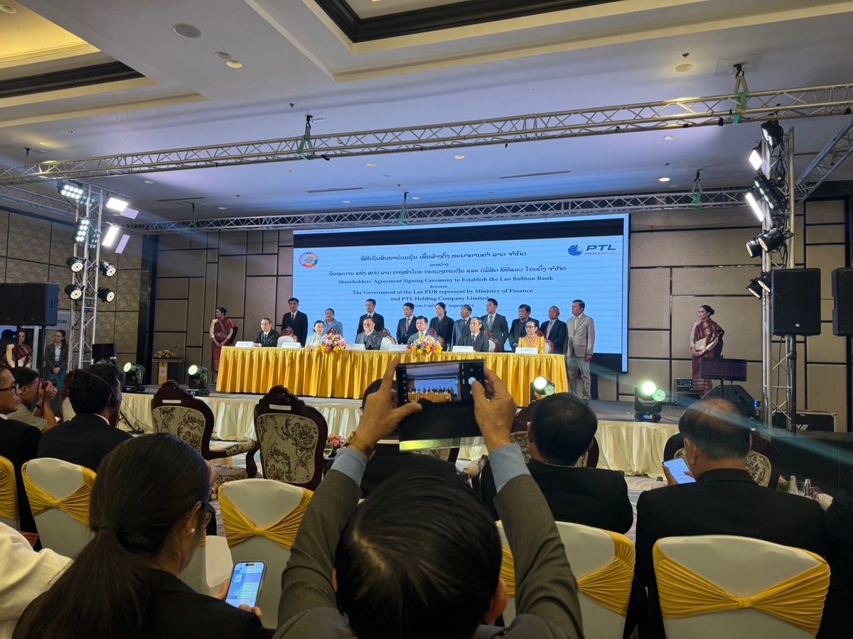 veloprotocol's tweet image. Guess what, Velorians? We’re making waves in Laos! 🌊

A Velo representative recently attended a major event — the signing ceremony to establish the Lao National Bullion Bank. This landmark moment brought together key figures like the Minister of Finance, the Central Bank