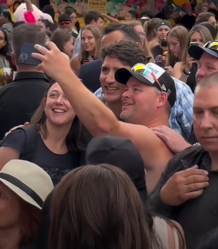 🇨🇦MESSAGE TO BOT BOY🇨🇦
We can all learn from Barack. Take note;

“Most of us don’t want to live in a country that’s bitter &amp; divided.”

Canadians  want  hope &amp; joy, too. PP will never be PM. 
#IStandWithTrudeau2025 
🇨🇦🇨🇦#Trudeau2025 🇨🇦🇨🇦