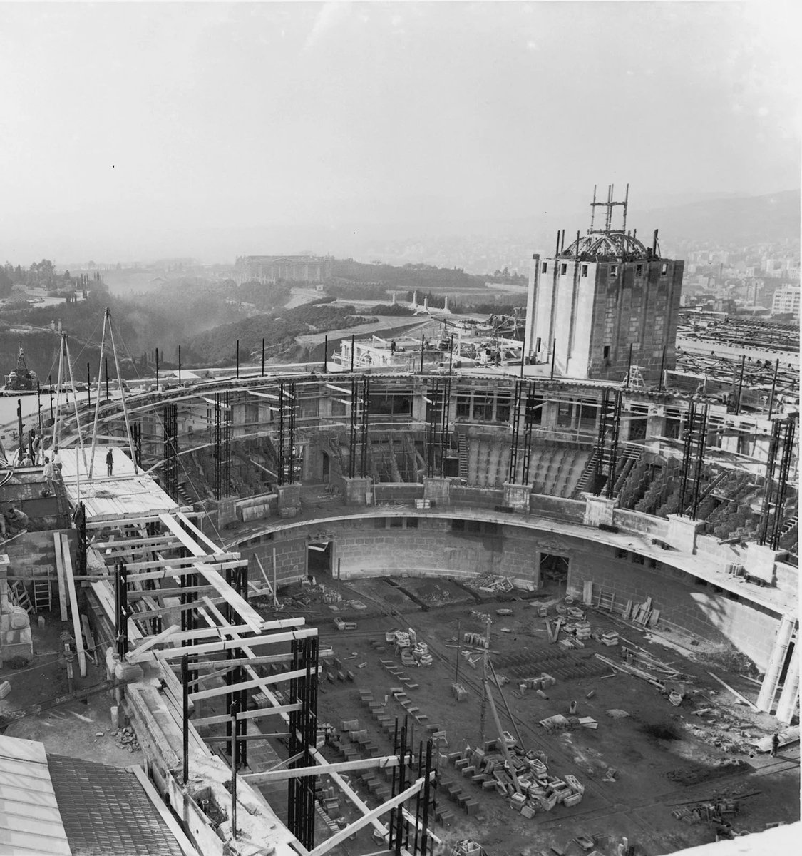 MuseuNac_Cat's tweet photo. 🏛La #SalaOval ha estat i és un dels escenaris emblemàtics de Barcelona x acollir tota mena d'esdeveniments: jocs florals, concerts, actes esportius, desfilades de moda... Encara avui és una de les sales més grans d’Europa  i un espai molt versàtil.
#EspaisSingulars https://t.co/w0my1DmhUi