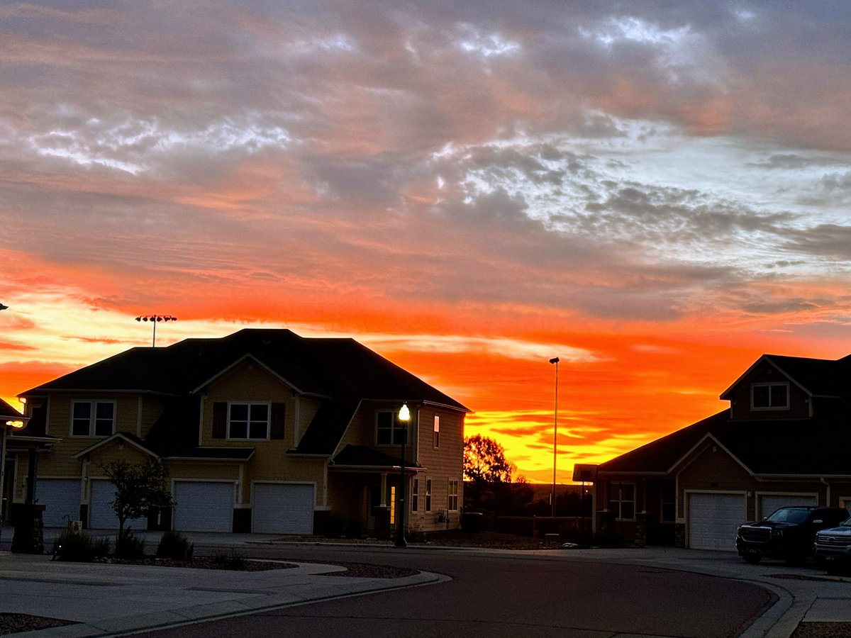 TheRevBski's tweet photo. Look at that sunrise! The sky was showing off this morning. #COwx https://t.co/81qIu4uK8n