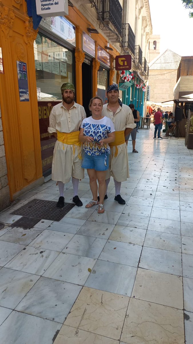 Aquí tenemos unas fotos de nuestra Toñi Ramirez Martinez y Antonio Caceres con el personal del Kiosco Amalia
A que están guapisim@s!!!!
Felicitaciones a nuestros amigos de @AcciónporAlmería por la iniciativa!!