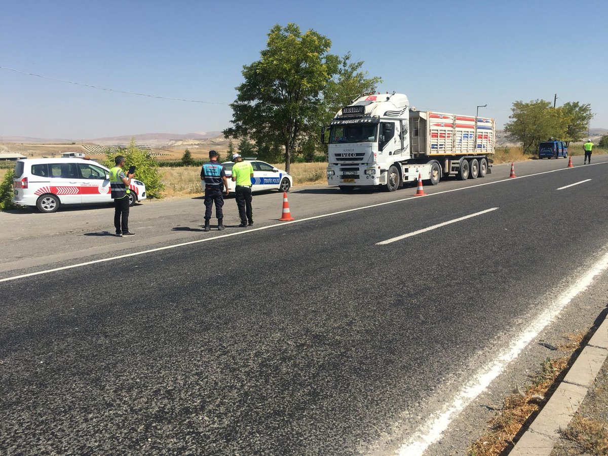 Vatandaşlarımızın daha  güvenli ve huzurlu yolculuk yapabilmeleri için denetim personelimiz Nevşehir Avanos'ta kolluk kuvvetleri ile birlikte tehlikeli madde, yük ve yolcu taşımacılığı denetimlerini titizlikle yürütmektedir.