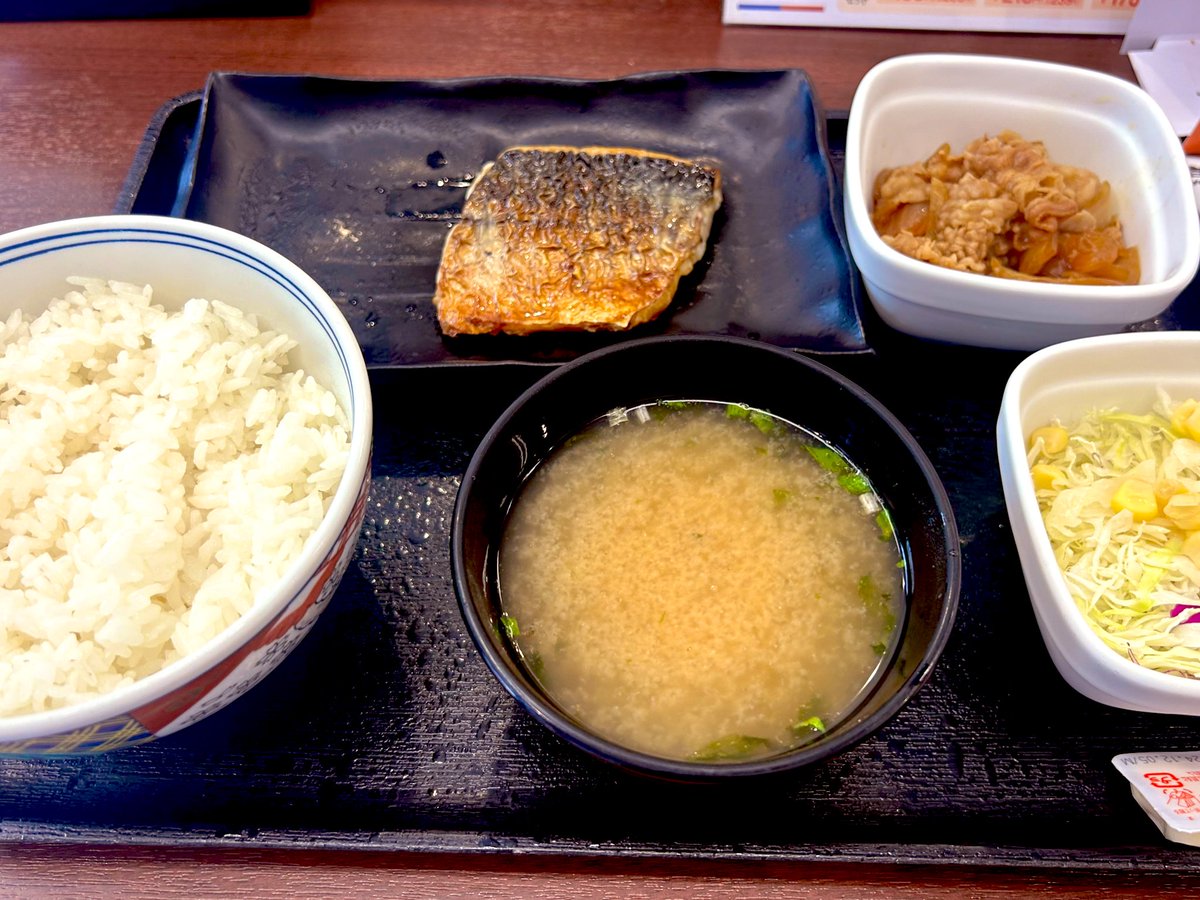 zooyou17's tweet photo. 今朝吉野家ではじめて塩さば牛小鉢定食食べたらさばが信じられないほど脂乗ってて美味しくて感動して、夜もさば食べたくなって別のとこで高めのお弁当買ったんだけど全然吉野家に敵わなかった、普段食べてるさばが赤身なら吉野家のさばは大トロ、まじで https://t.co/vrq9jMdNWA
