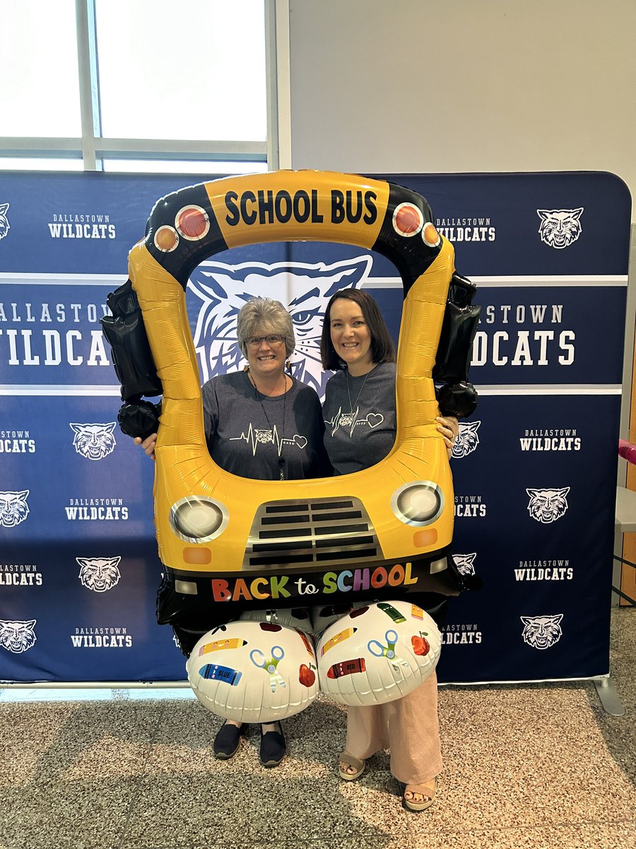 DallastownSD's tweet photo. #DAHS is welcoming 9th grade students to their first day of high school at #WildcatNation this morning! https://t.co/cVIFhdoOLh