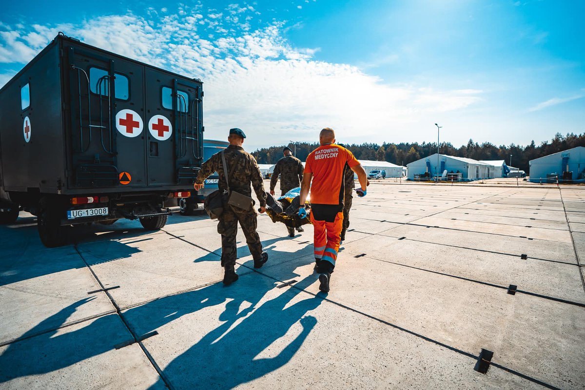 DGeneralneRSZ's tweet photo. Na czym polega #MASCAL?
Mass Casualty Incident - incydent z masowymi ofiarami. To chwila, w której stawką jest życie, a liczba poszkodowanych przewyższa dostępne zasoby medyczne. W takich sytuacjach chaos staje się największym zagrożeniem - dlatego koordynator medyczny odgrywa kluczową rolę, stając się sercem całej operacji.
✔️ Zdarzenia oznaczane jako Mascal zazwyczaj dotyczą katastrof naturalnych, ataków terrorystycznych, poważnych wypadków drogowych, pożarów oraz innych sytuacji, w których liczba ofiar jest duża.