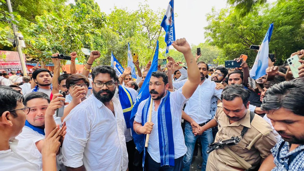 उसूलों पे जहाँ आँच आये तो टकराना ज़रूरी है
जो ज़िन्दा हों तो फिर ज़िन्दा नज़र आना ज़रूरी है।
#भारत_बंद