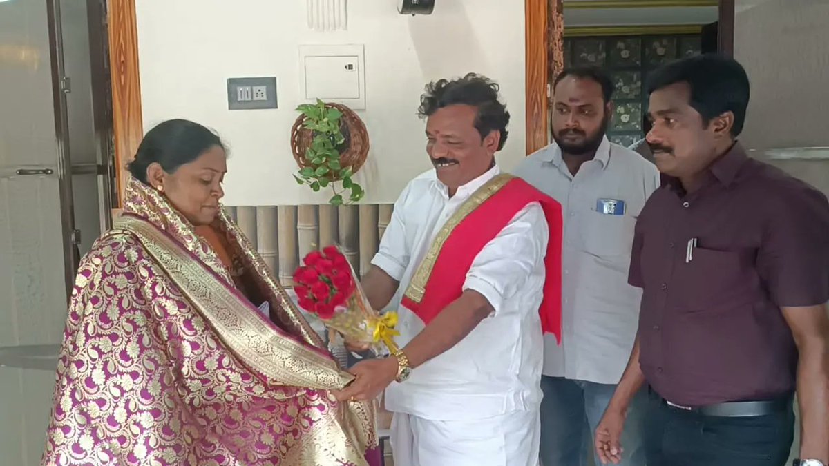 AduthuraiOffl's tweet image. தஞ்சை மாவட்ட ஆட்சியர் திருமதி.பிரியங்கா பங்கஜம் அவர்களை ஆடுதுறை நெல் ஆராய்ச்சி நிலைய விருந்தினர் இல்லத்தில் மரியாதை நிமித்தமாக சந்தித்து பூங்கொத்து கொடுத்து பேரூராட்சி மன்றத் தலைவர் அண்ணன் ம.க.ஸ்டாலின் அவர்கள் வாழ்த்து தெரிவித்தபோது...