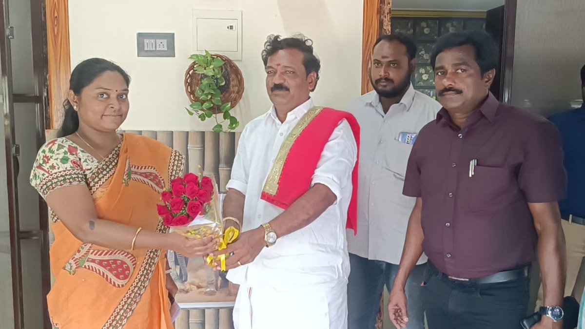 AduthuraiOffl's tweet image. தஞ்சை மாவட்ட ஆட்சியர் திருமதி.பிரியங்கா பங்கஜம் அவர்களை ஆடுதுறை நெல் ஆராய்ச்சி நிலைய விருந்தினர் இல்லத்தில் மரியாதை நிமித்தமாக சந்தித்து பூங்கொத்து கொடுத்து பேரூராட்சி மன்றத் தலைவர் அண்ணன் ம.க.ஸ்டாலின் அவர்கள் வாழ்த்து தெரிவித்தபோது...