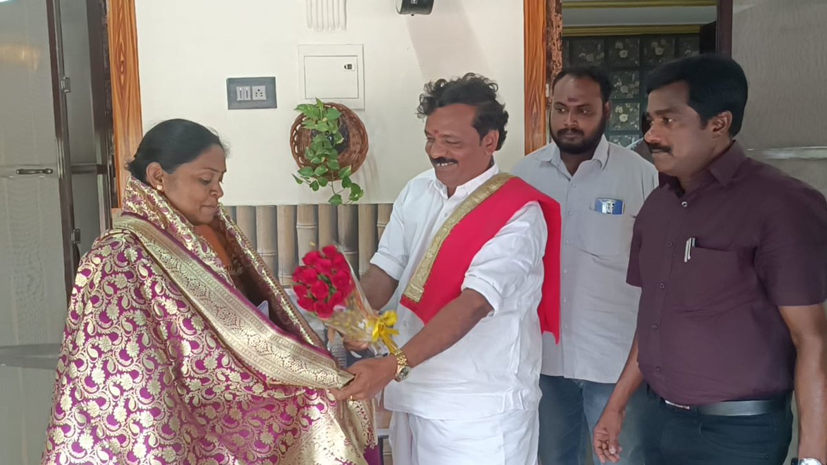 AduthuraiOffl's tweet image. தஞ்சை மாவட்ட ஆட்சியர் திருமதி.பிரியங்கா பங்கஜம் அவர்களை ஆடுதுறை நெல் ஆராய்ச்சி நிலைய விருந்தினர் இல்லத்தில் மரியாதை நிமித்தமாக சந்தித்து பூங்கொத்து கொடுத்து பேரூராட்சி மன்றத் தலைவர் அண்ணன் ம.க.ஸ்டாலின் அவர்கள் வாழ்த்து தெரிவித்தபோது...