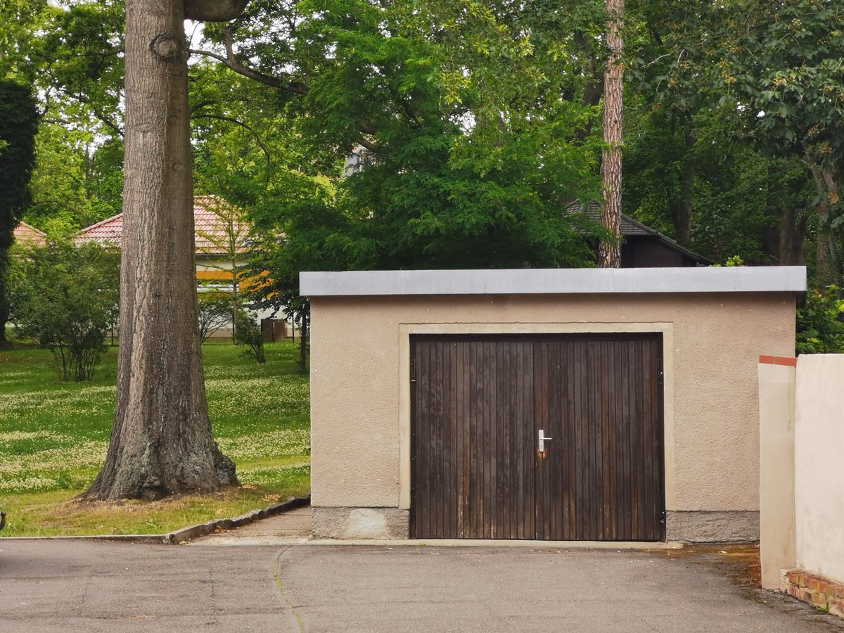 In unserem #Garagenblog ist ein neuer Artikel erschienen.

Theresa Jacobs und Ines Keller vom <a href="/serbskiinstitut/">Sorbisches Institut / Serbski institut</a> beleuchten die Garage auf dem Gelände des Sorbischen Instituts Bautzen näher und stoßen dabei auf einige Institutsgeschichten.

🚗🏠garagen.isgv.de/2024/08/20/fli…