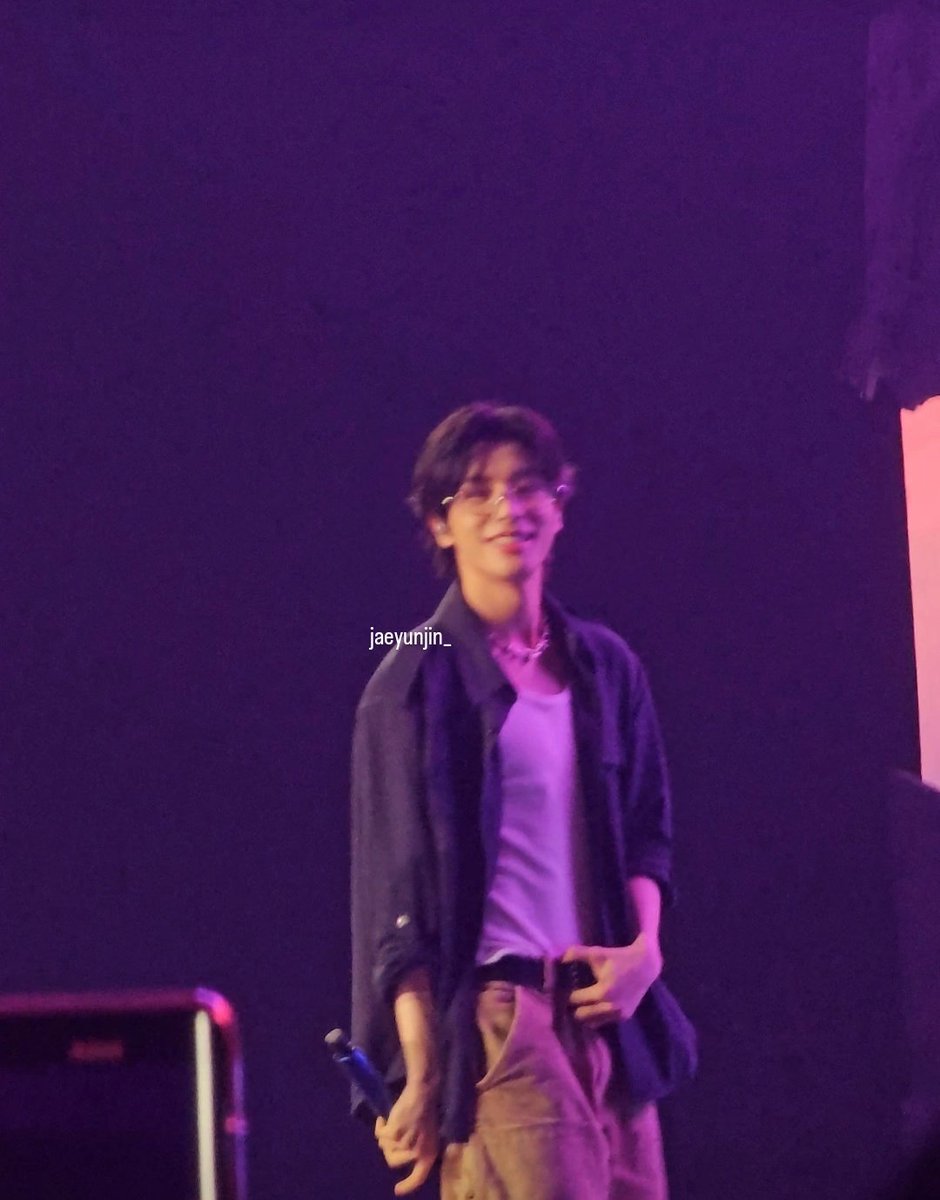jaeyunjin_'s tweet photo. Jake is so golden retriever bf coded yang kalo pacarnya ilang dikit dari pandangan,
 dia nya langsung linglung😭 

tapi pas udah liat cewenya di kerumunan dia langsung nyengir😁🤭 thank you for found me bub @ENHYPEN_members 

#ENHYPEN_JAKE #ENHYPEN_IN_JAKARTA #FATE_PLUS_IN_JAKARTA