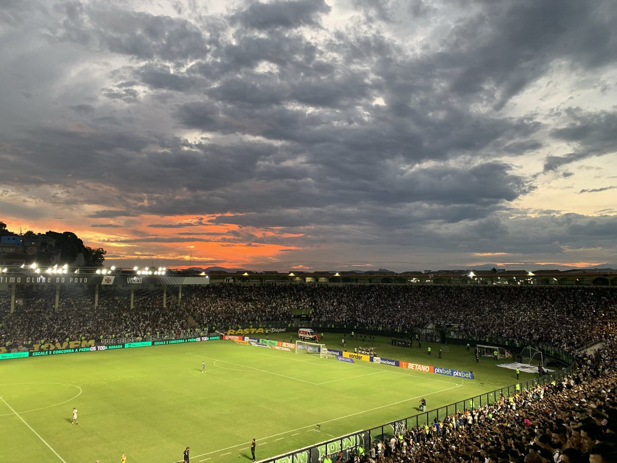 Até mesmo quando não faz sentido lhe apoiar, a tua torcida faz. Quando não merece, quando não há motivos, eles e elas estão lá. Porque recordar seus 126 anos não é algo que seja necessário fazer quando se é Vasco na essência. 

Quem é Vasco respira o Vasco. Corre nas veias. É a