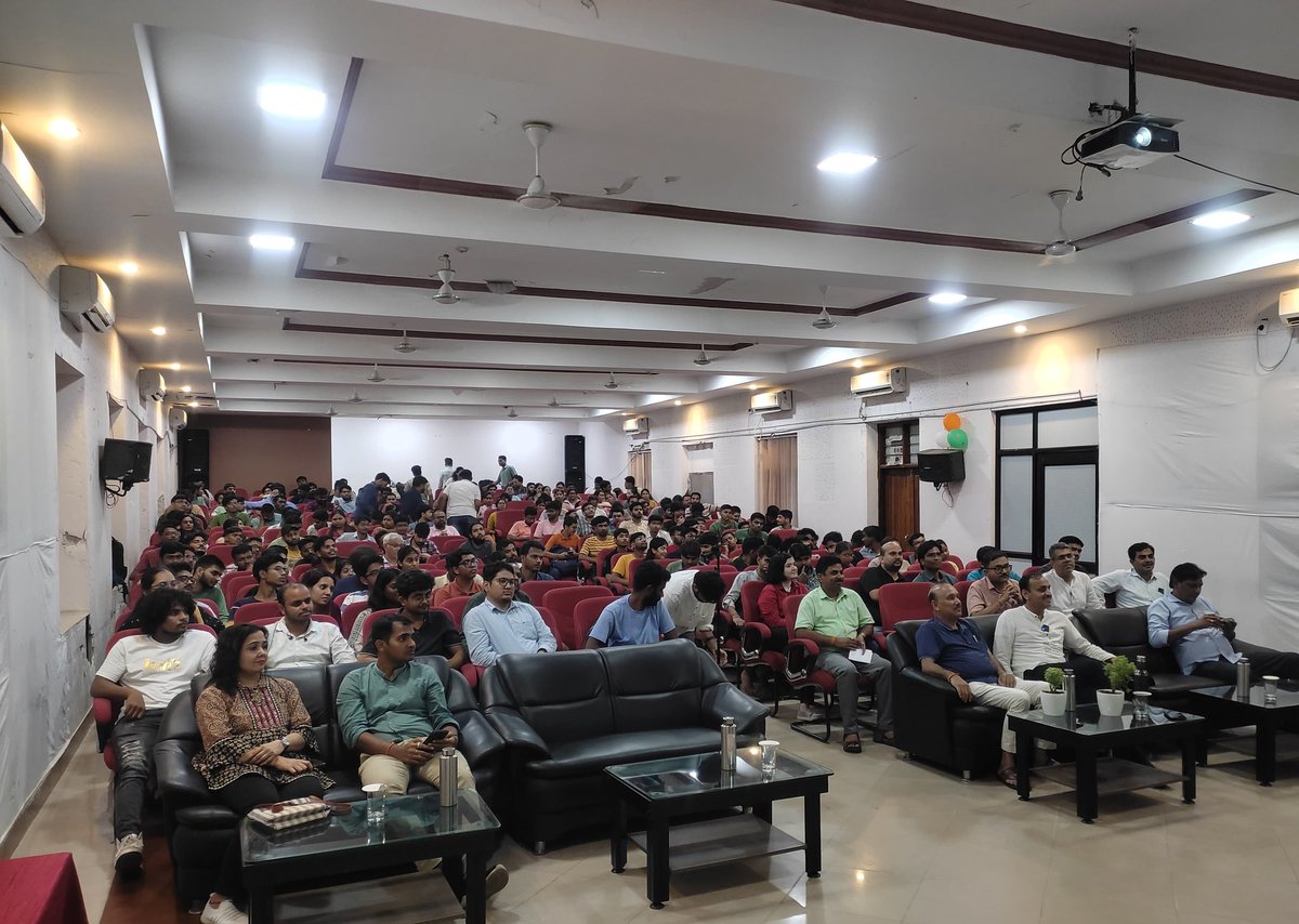 DrChetanSolanki's tweet image. A packed session at @NITRaipur today!  

Delivered a session on "6-point Understanding of Climate Change &amp;amp; Corrective Actions"

400 people attended the talk and pledged to join #ActionForClimateCorrection with @Energy_Swaraj 

#ClimateAction #Raipur #EnergySwaraj
