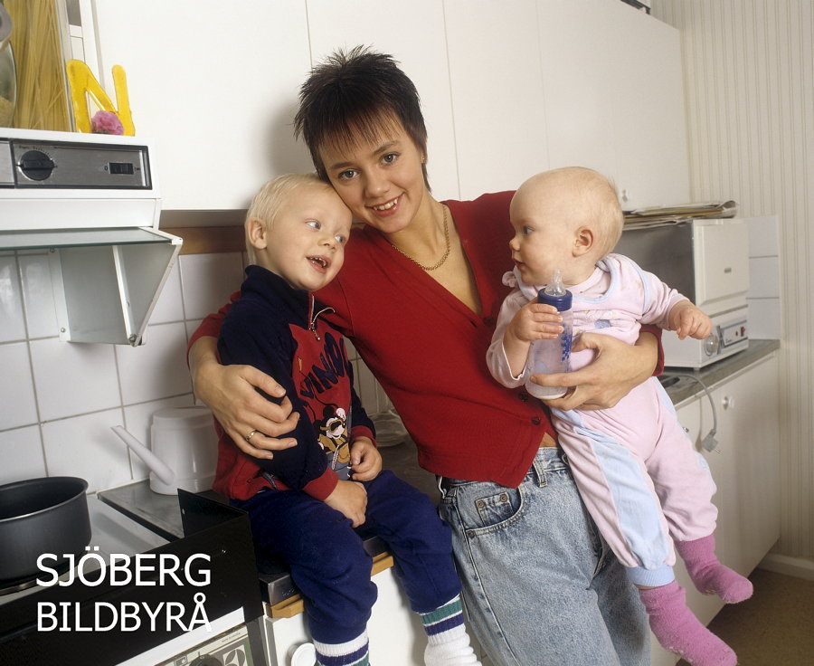 Sjobergbild's tweet photo. Astrid Maria Josefine Jinder mer känd som "Little Jinder".
 
Jag hittar i bildarkivet bilderna som fotograf Åke Cyrus tog 1988 på henne, mamma Åsa och bror Johannes.

"Baby Jinder"?

#LittleJinder #barn #artist #musik #Svensk #namn https://t.co/grtHGUNbrg