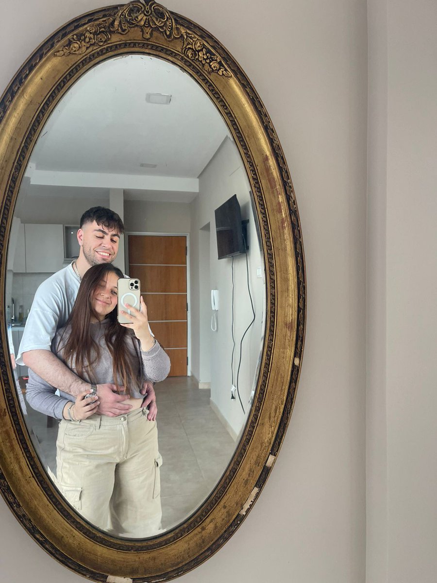 Narela_Luque's tweet photo. Me acabo de mudar con la persona que en dos meses logro cambiar mi vida, la persona que con cada detallito que me daba me hacía creer en que aún quedan hombres, que me quiere y me cuida como nunca lo habían hecho. Con metas así siempre 🤞🏻💘 @nahuelllp https://t.co/LkvOGs1EXA