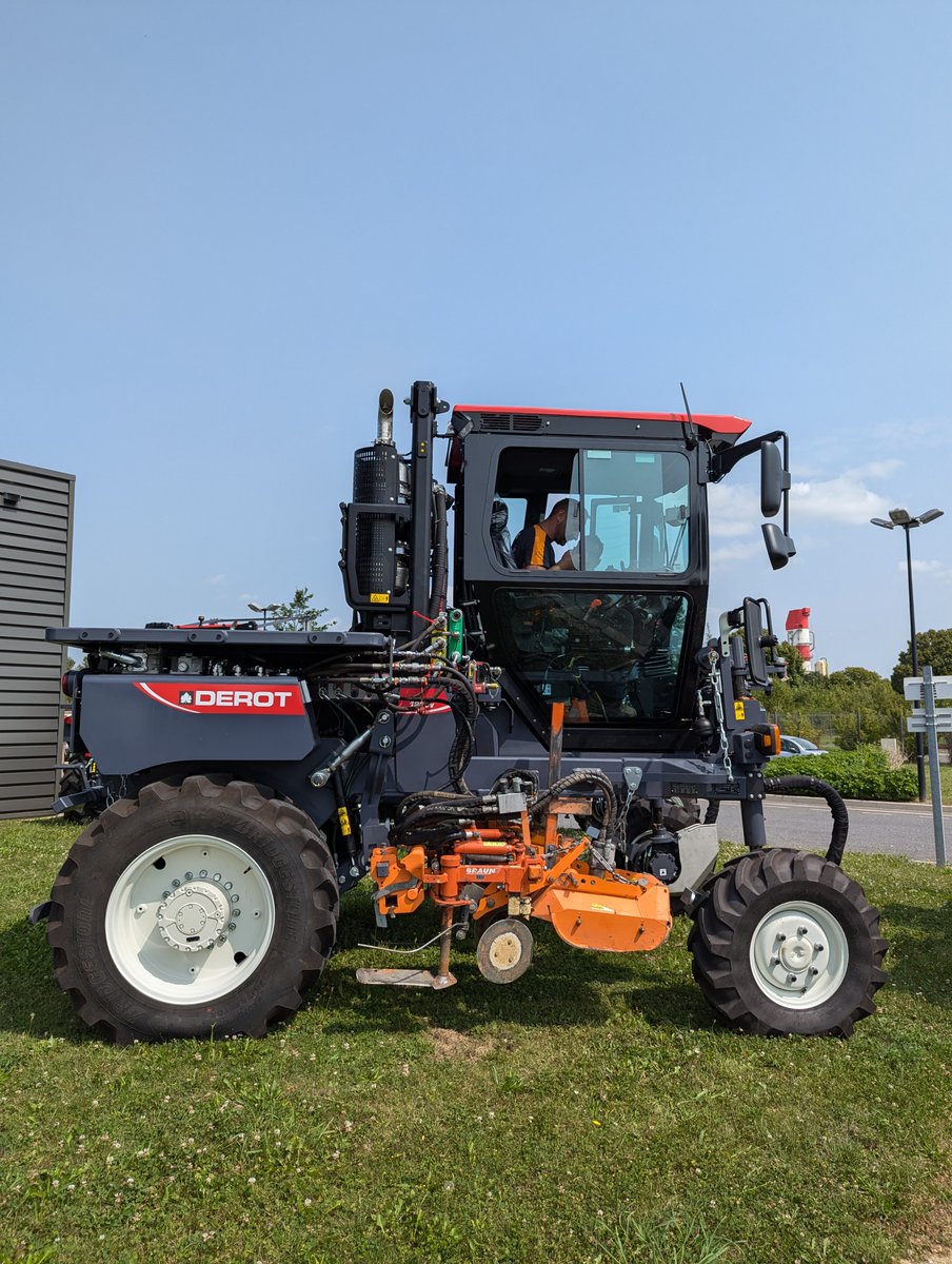 ChampagneTexier's tweet photo. Après 2 ans et demi d'attente (!) voilà enfin notre nouveau joujou 🚜 https://t.co/CSwmC80P3A