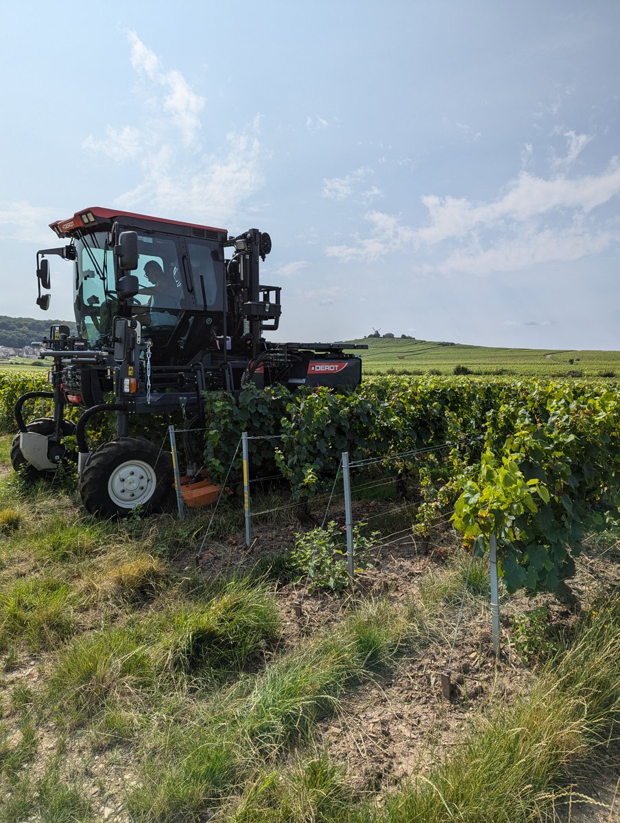 ChampagneTexier's tweet photo. Après 2 ans et demi d'attente (!) voilà enfin notre nouveau joujou 🚜 https://t.co/CSwmC80P3A