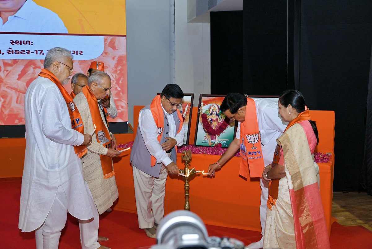 NareshDesai_'s tweet photo. સદસ્યતા અભિયાન 2024 અંતર્ગત આજે ગાંધીનગર ટાઉનહોલ ખાતે કેન્દ્રીય જળશક્તિ મંત્રી અને પ્રદેશ અધ્યક્ષ શ્રી સી.આર.પાટીલજી ની અધ્યક્ષતામાં તથા રાષ્ટ્રીય મહામંત્રી શ્રી રાધામોહન જીની વિશેષ ઉપસ્થિતિમાં આયોજિત 'પ્રદેશ કાર્યશાળા'નો શુભ��રંભ 'દીપ પ્રાગટ્ય' અને 'વંદે માતરમ્'ના ગાન સાથે થયો. https://t.co/Jv1D8VGWnH