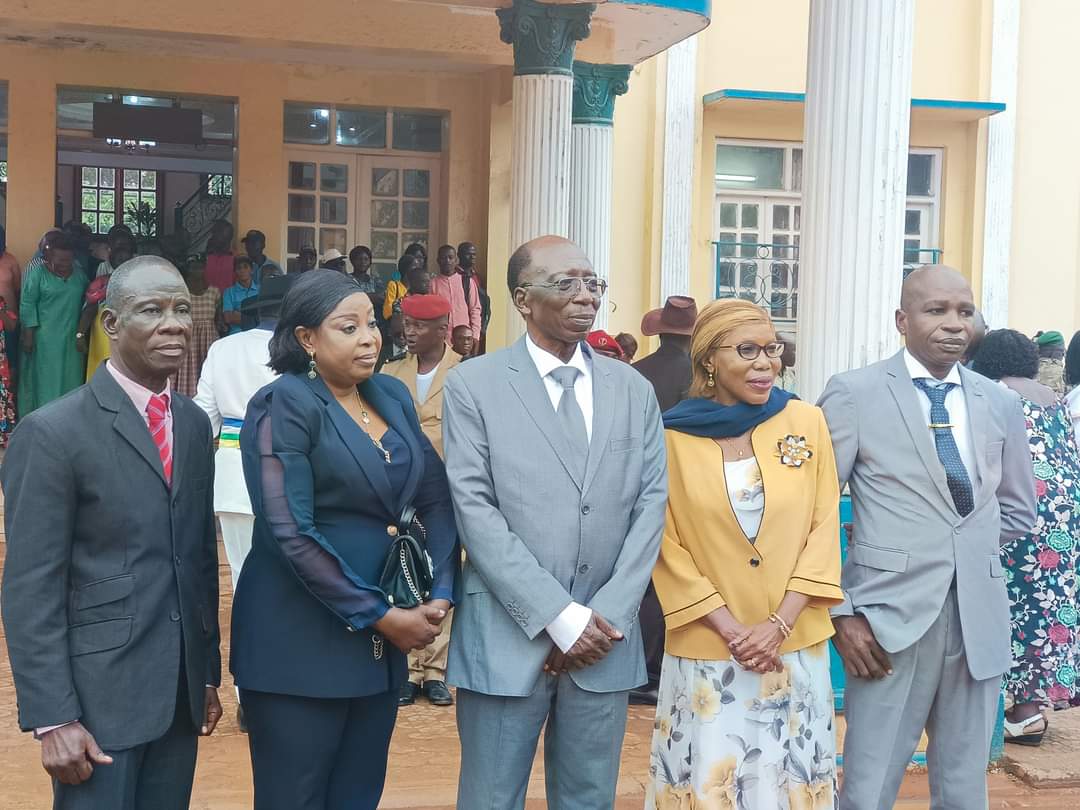 Charlin16602927's tweet image. Bangui installe ses autorités administratives. Eric Sorongopé, le tout premier gouverneur de la région de Bangui et ses quatre (04) sous-préfets ont été installés ce mardi 20 août. Ils administrent désormais la région autonome de la capitale.