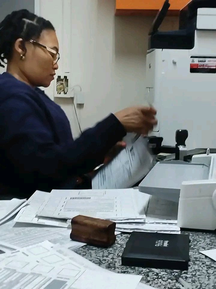 This lady is selling SA birth certificate and ID documents to illegal foreigners. She's based in Springs home affairs